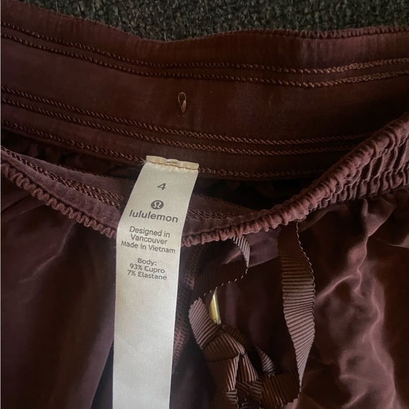 Lululemon Shorts Size 4 - Picture 3 of 3